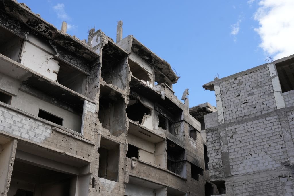 Abandoned and damaged building in Damascus, Syria, showcasing war destruction and urban decay.